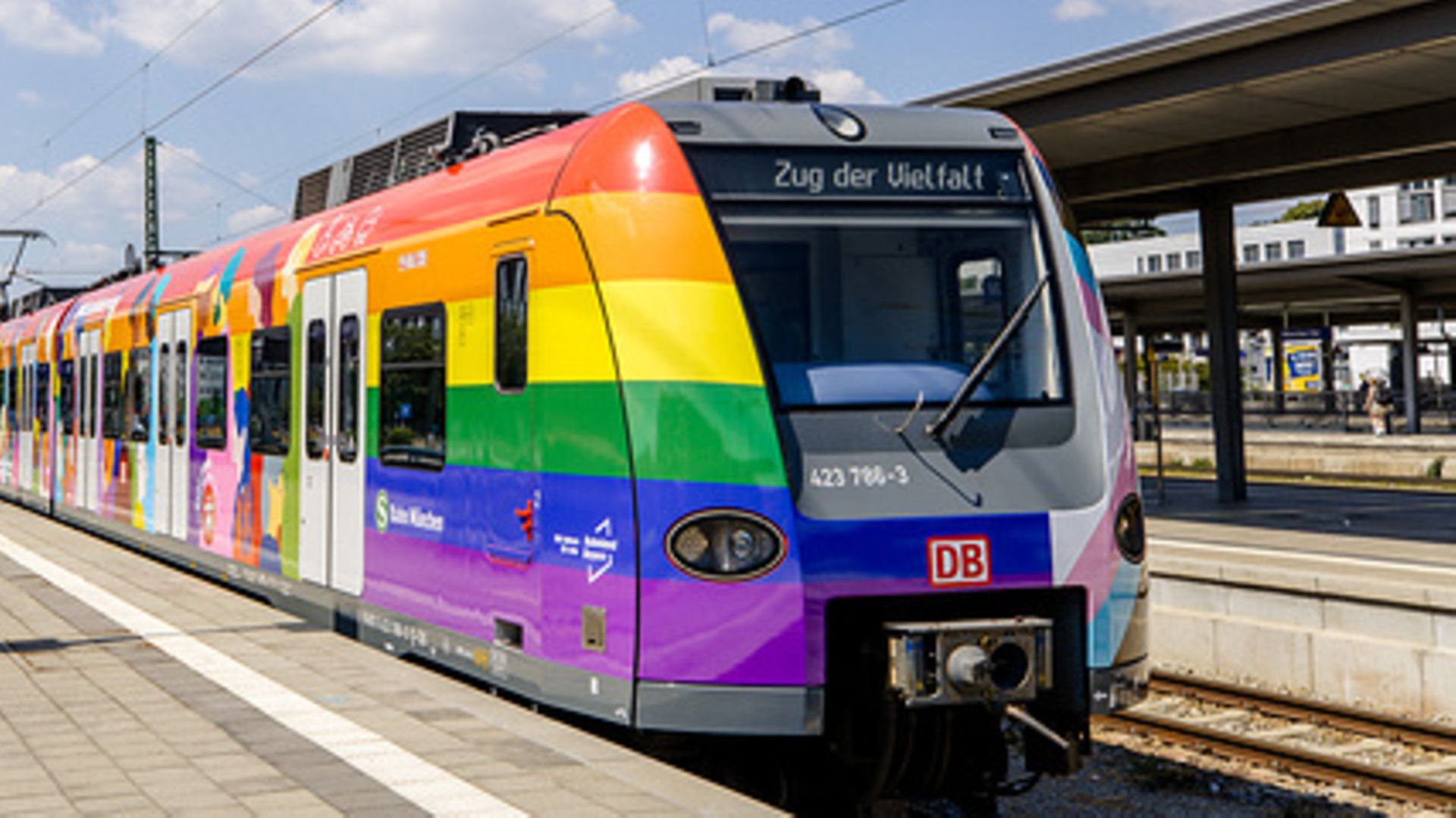 Zug der Vielfalt in der S-Bahn-Station München Ost