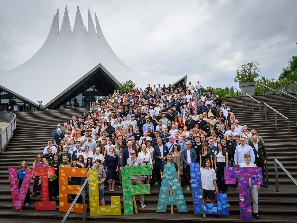 Gruppenbild Bahn-Azubis gegen Hass und Gewalt 2026